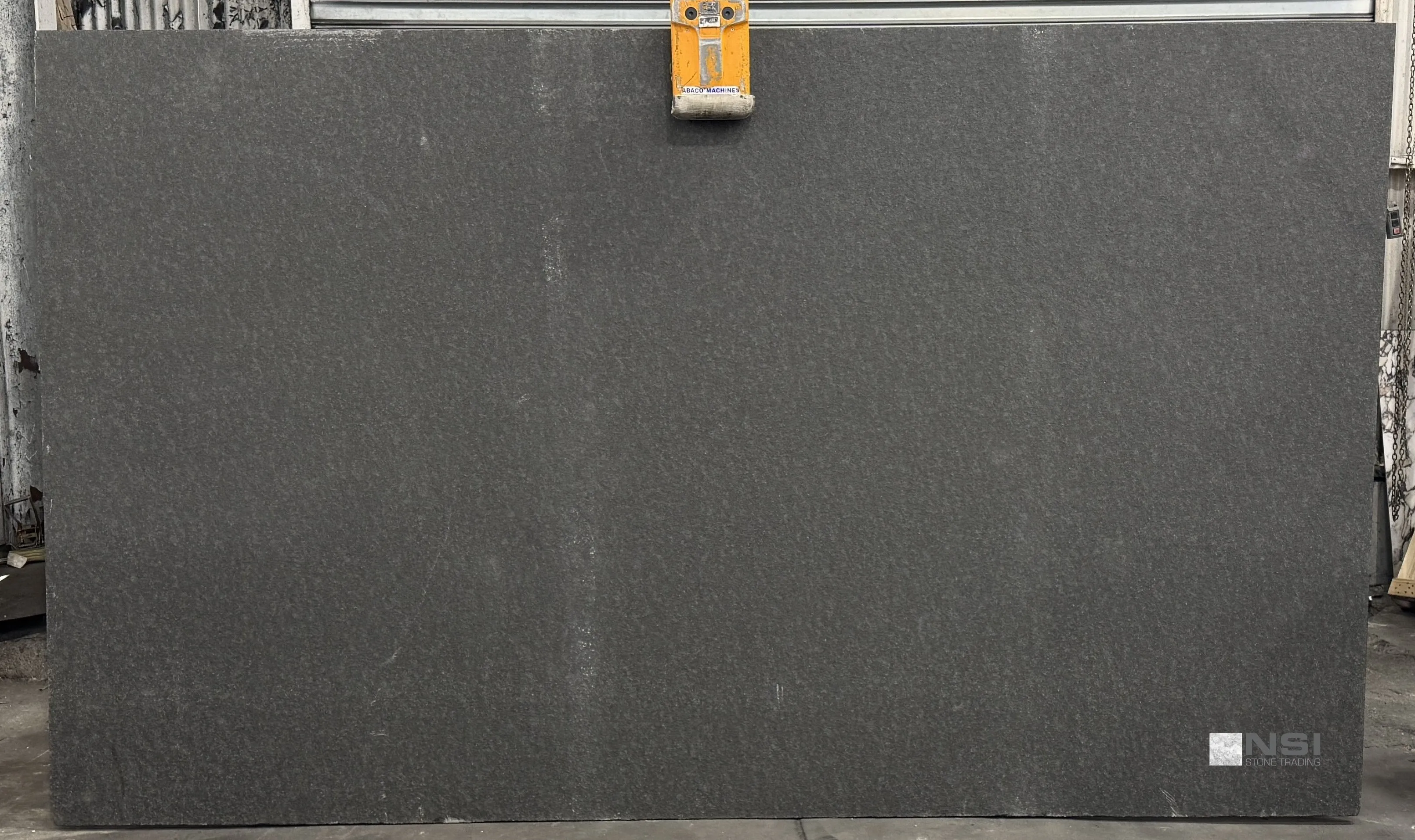 Black absolute 3cm Flamed 133x79 Lot 6546