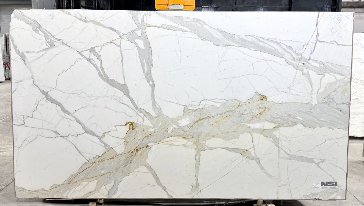 Calacatta Gold Extra 2cm 141x79 Lot-4514 CALACATTA GOLD EXTRA 2CM - Image 1