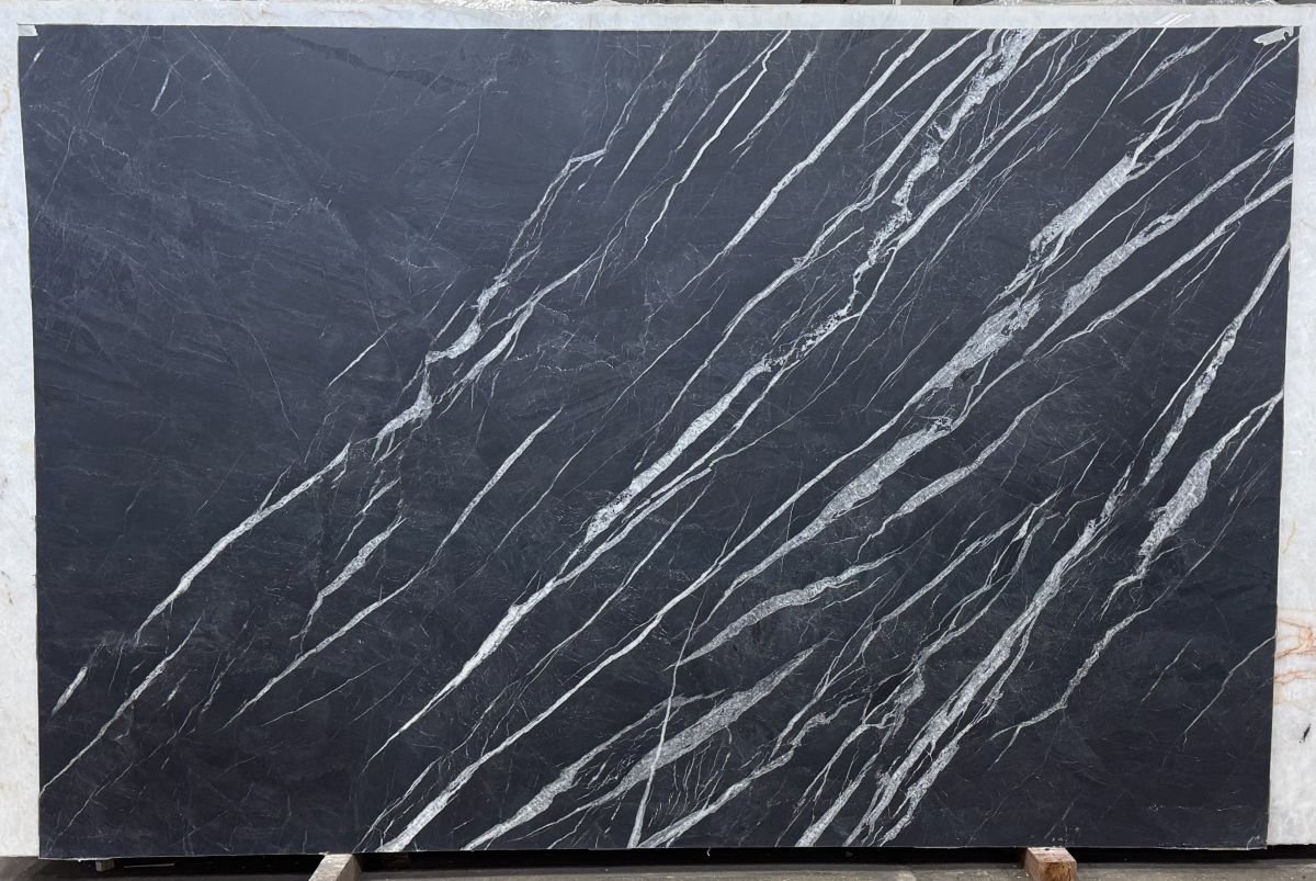 Noir Blanc 2cm Leather 118x78 Lot-6825 NOIR BLANC 2CM - Image 1