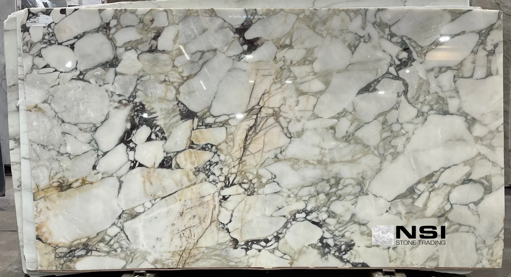 calacatta monet 3cm 116x63 lot 13198 1 CALACATTA MONET 3CM - Image 1